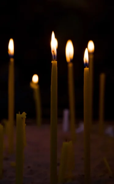 Velas iluminadas na igreja — Fotografia de Stock