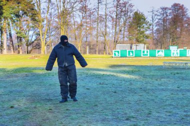 Koruyucu giysili adam