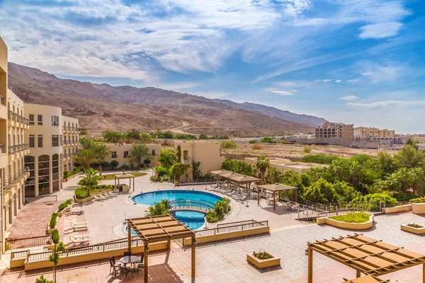 사막 바위의 전경을 조망할 수 있는 호텔 수영장 — 스톡 사진