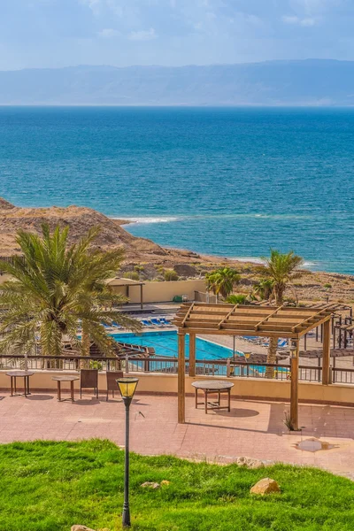 Бассейн отеля с видом на Мертвое море — стоковое фото