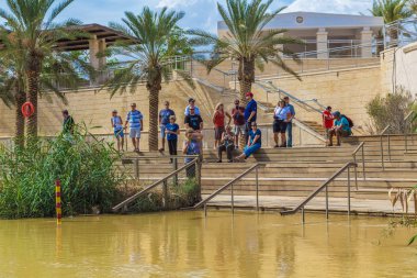 İsa'nın vaftiz yerinde Jordan Nehri yakınında turist