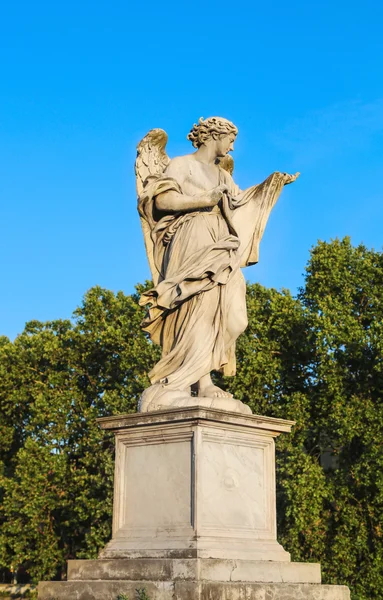 Antigua escultura de mármol de ángel en el puente — Foto de Stock