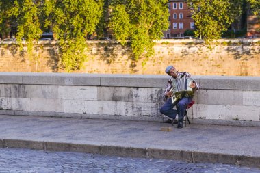 Akordeon oynayan bir sokak müzisyen
