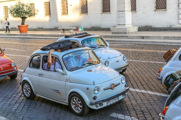 Rally of vintage economy car Fiat 500 – stockfoto
