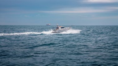 Denizdeki dalgaların üzerinde yüzen tekne