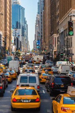 New York sokaklarında ağır trafikte taksi