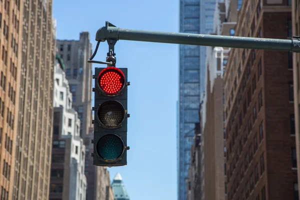 Semáforo no fundo de arranha-céus em Nova York — Fotografia de Stock