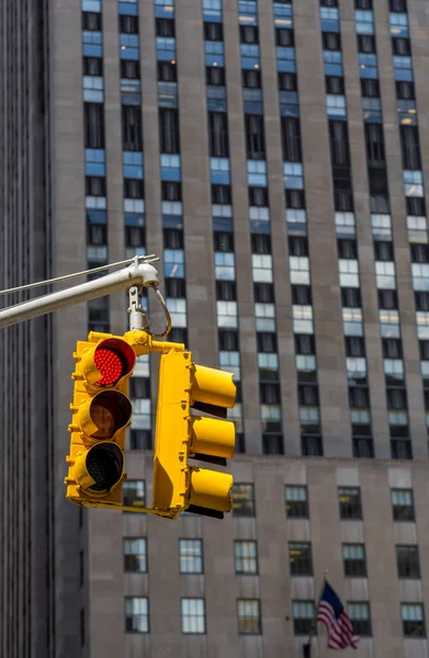 Semáforo amarillo en el fondo de los rascacielos en NY — Foto de Stock
