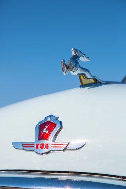 Logo araba '' Volga'' Gaz-21 yakın çekim.