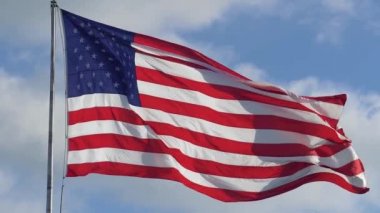 Rüzgarda dalgalanan bayrak direğinde Amerikan bayrağı
