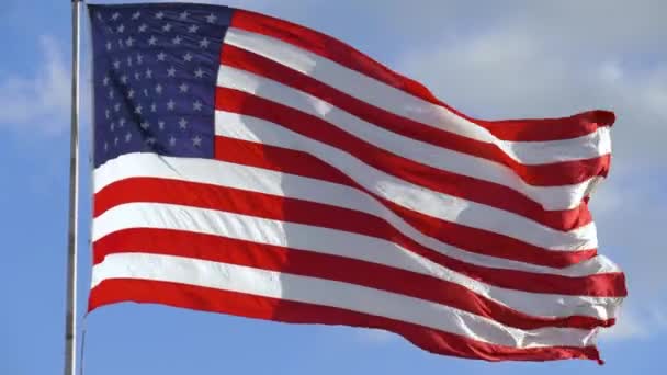 Bandera americana ondeando en el viento en el día soleado, 4k — Vídeos de Stock