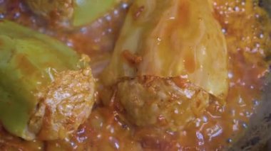 Domates soslu taze kızarmış dolma biber..