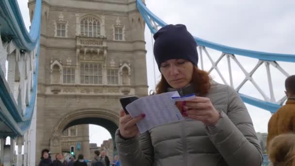 Turistka drží mapu Londýna a rozhlíží se kolem — Stock video