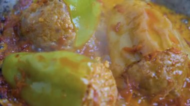 Domates soslu taze kızarmış dolma biber..