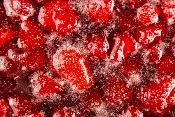 Çilek reçeli. Çilek reçeli yap. Tavada çilek kaynatın. Pişirme işlemi, konserve için kaynamış böğürtlen. Sağlıklı tatlı yiyecekler. Çilek reçeli pişiriyorum..