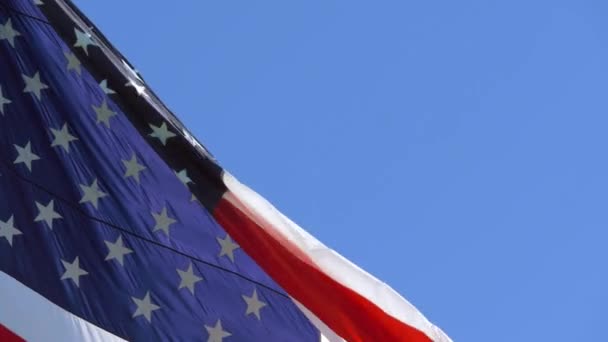 Amerikaanse vlag zwaaien in de Verenigde Staten van Amerika — Stockvideo