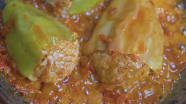 Haşlanmış domates soslu dolmalık biber, yavaş çekim.