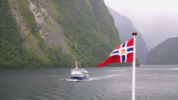 Norge flagga viftar på bakgrund av turistfartyg — Stockvideo