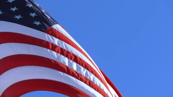 Amerikai zászló csapkodott a szélben - Lassú mozgás, ZÁRÁS — Stock videók