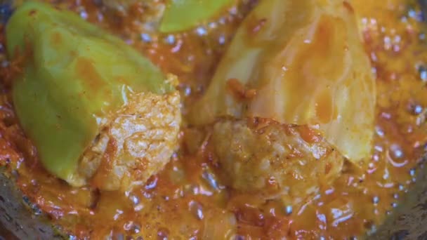 Papryka w wrzącym sosie pomidorowym, zwolnione tempo — Wideo stockowe