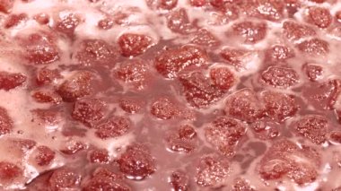 Ev yapımı Çilek reçeli kaynama sürecinde