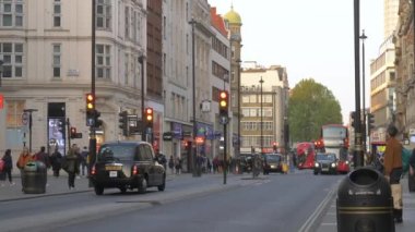 Otobüsler ve taksilerle Londra 'nın merkezi yoğun..