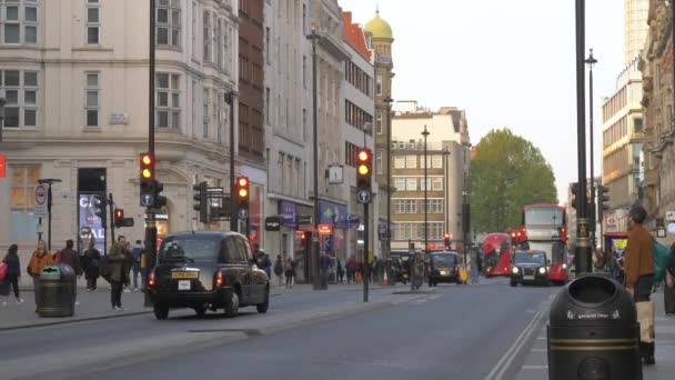 Ocupada calle del centro de Londres con autobuses y taxi. — Vídeo de stock