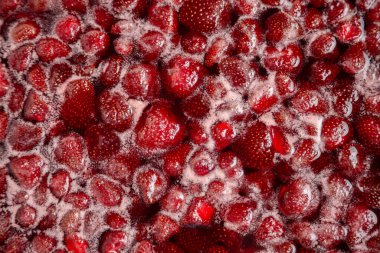 Çilek reçeli kaynıyor, ayrıntılı ateş ediliyor. Bir tencerede kaynamış çilek jölesinin yakın çekimi. Çilek reçeli, marmelat ya da çilek sosu hazırlama.