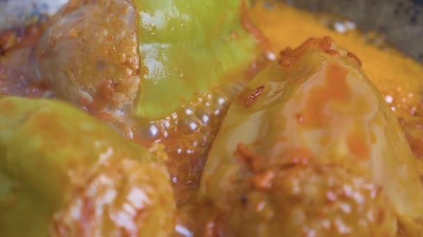 Csengettyűs paprika forró szósszal, közelkép lassított felvétel. — Stock videók