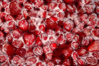 Çilek reçeli yap. Tavada çilek kaynatın..