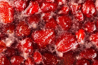 Çilek reçeli pişiriyorum. Yakın çekim, üst manzara.