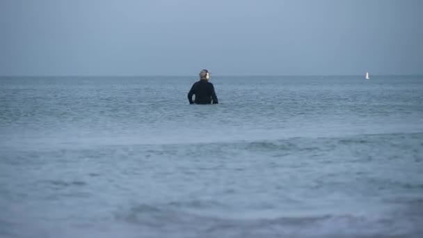Un uomo in cerca di tesori nel mare. Video 4K — Video Stock