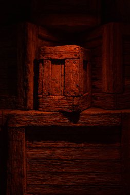 Yeraltı geçidi kaba yontulmuş raflarda yıpranmış sandıklar içeriyor. Tahta sandık, rafta duran eski tahtalardan yapılmış. Gizemli mahzendeki ahşap sandıklar.