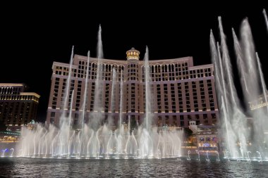 Las Vegas, Nevada - 2 Nisan 2017 Bellagio Çeşmeleri. Las Vegas 'taki Bellagio Otel ve Kumarhanesi' ndeki çeşmeler. Geceleri Bellagio çeşme su gösterisi. Bellagio Oteli ve dans eden çeşmeler.