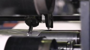 Polietilen geri dönüşüm hattı atıkları alışveriş poşetlerine dönüştürüyor. Otomatik ayrıştırıcılar, temizleyiciler ve ekstrüktörler geri dönüşümlü plastiği hazırlayın. Biten çantalar kalite kontrol denetiminden geçirilir.