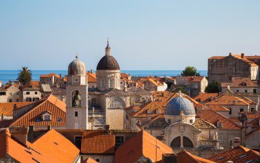 Uzak Dubrovnik'in içinde bina
