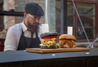 tatlı taze sebze ile ev yapımı hamburger