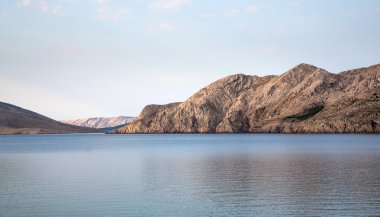 Deniz lagün dağlarla kapalı