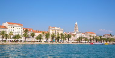 Waterfront tatil beldesi, deniz görünümü