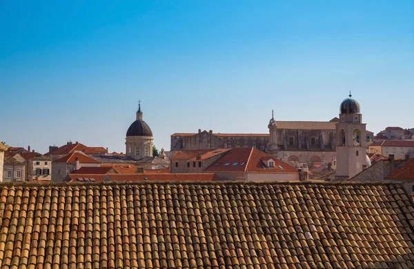 Edifício distante dentro da cidade velha de Dubrovnik — Fotografia de Stock