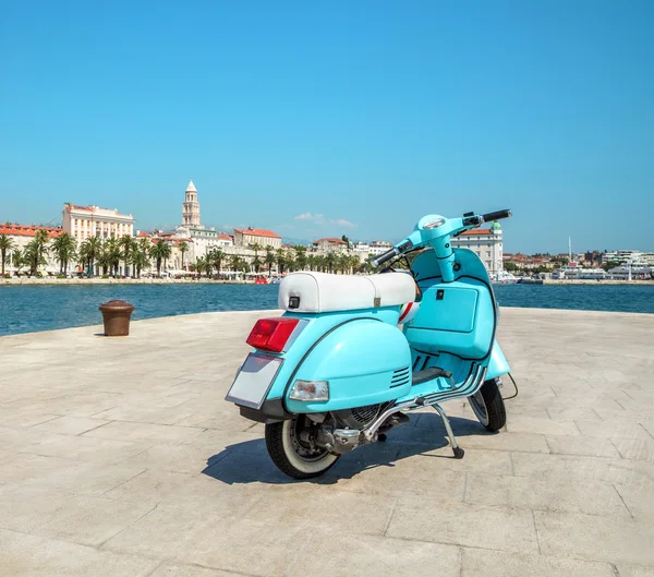 Scooter vintage bleu sur le front de mer — Photo