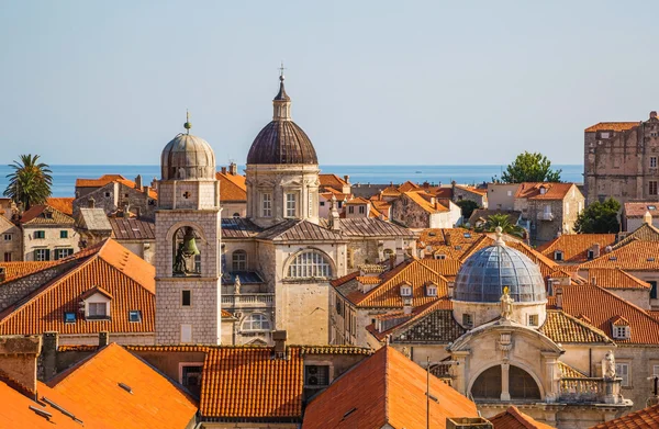 Uzak Dubrovnik'in içinde bina