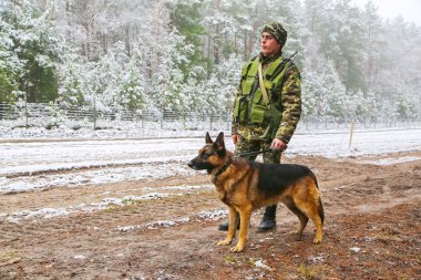 Odessa, Ukrayna - 16 Aralık 2015: Sınır köpek bir asker ile