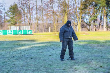 Lviv, Ukrayna - 15 Aralık 2015: Adam koruyucu kıyafetli
