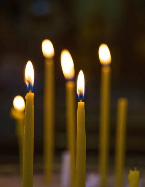 Velas iluminadas na igreja — Fotografia de Stock