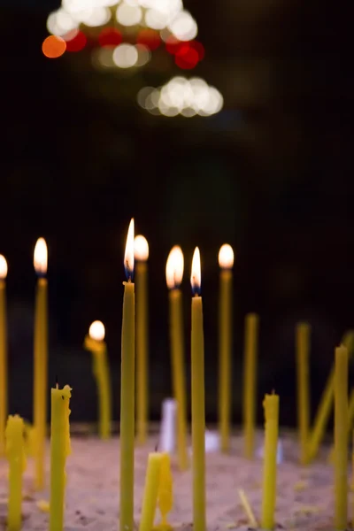 Освітлені свічки в церкві — стокове фото