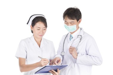 Doktor ve hemşire hastanede hasta verileri inceleyin