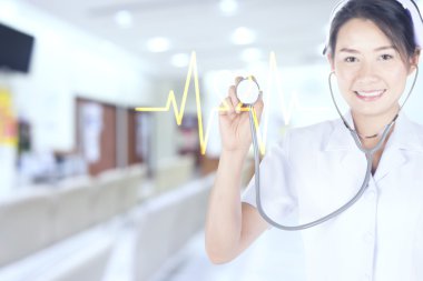 Hemşireler stetoscope kalp atışı ses kontrol