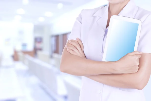 Verpleegkundigen controleren patiëntgegevens met behulp van Tablet PC. — Stockfoto