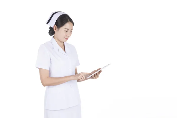 看護師は、タブレットを使用して患者のデータを監視します。. — ストック写真